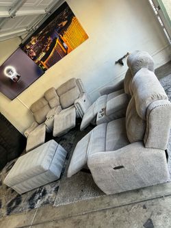 * Like New * Broy hill 3-pc modular electric recliners & Ottoman ( FREE DELIVERY )