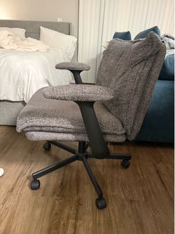 Wide / Criss-Cross Sitting Dark Grey Comfy Swivel Chair / Computer Chair **LIKE NEW CONDITION