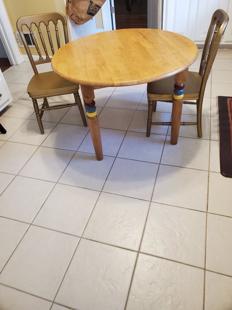 NEW Kids round dining table and 2 chairs