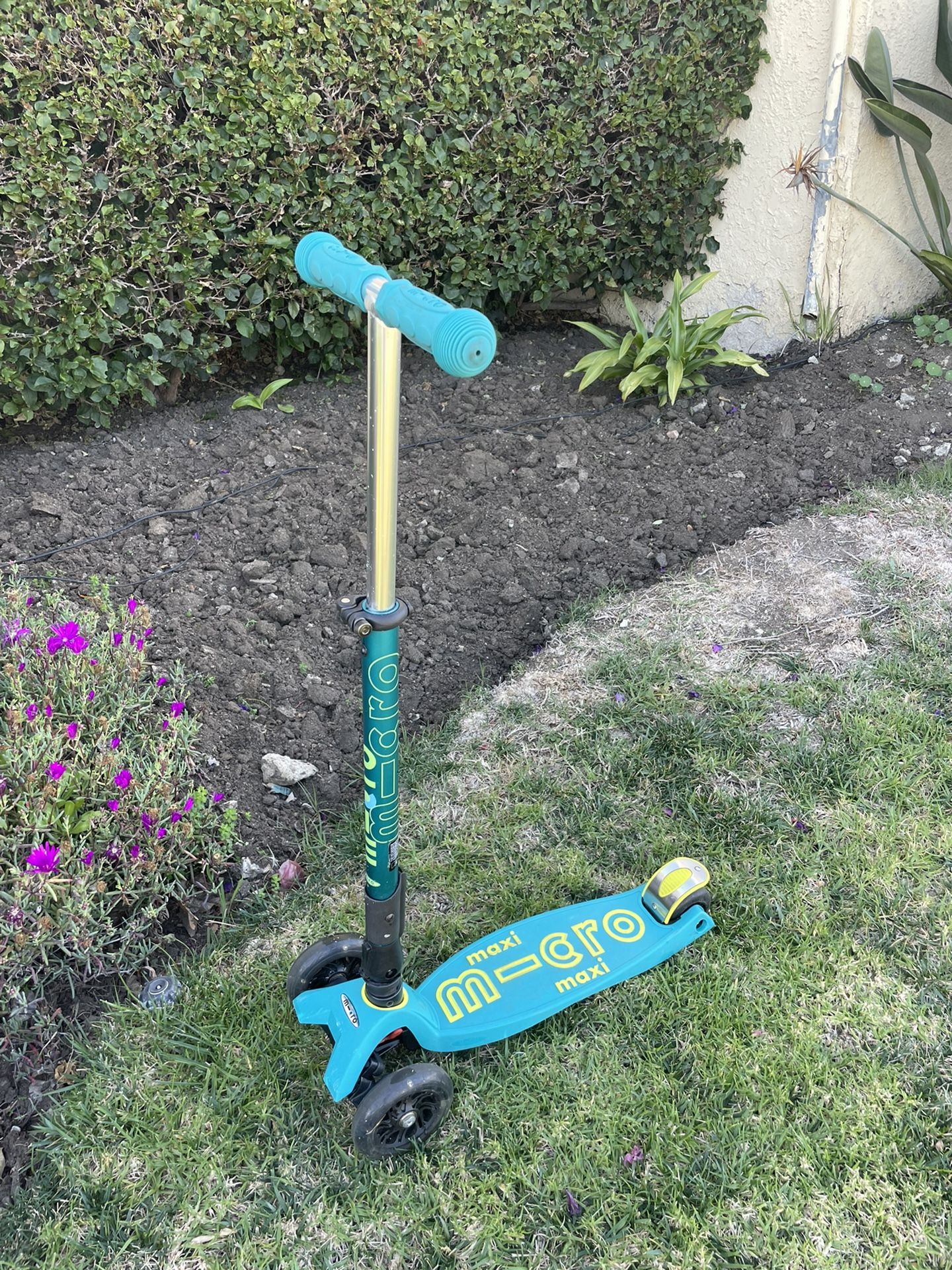 Micro kickboard maxi deluxe foldable LED scooter