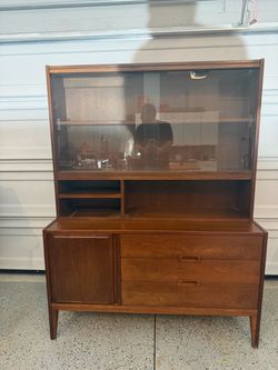United furniture Mid-Century Modern Walnut China Cabinet Hutch