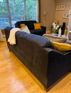 Couch set With Queen Layout Bed In Good Condition!