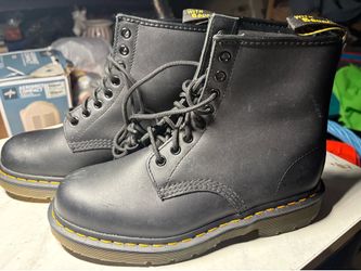 Dr. Martens 1460 Boots size 8 ALMO NEW $75
