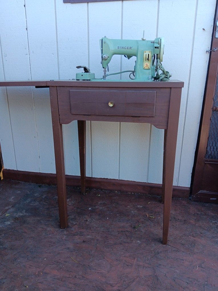 Vintage Singer RFJ8.8 Sewing Machine. Reasonable Offers Considered