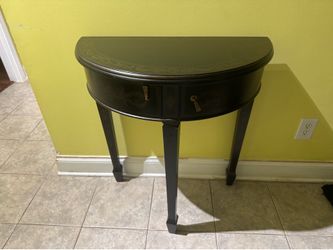 Wooden accent table in GOOD condition!
