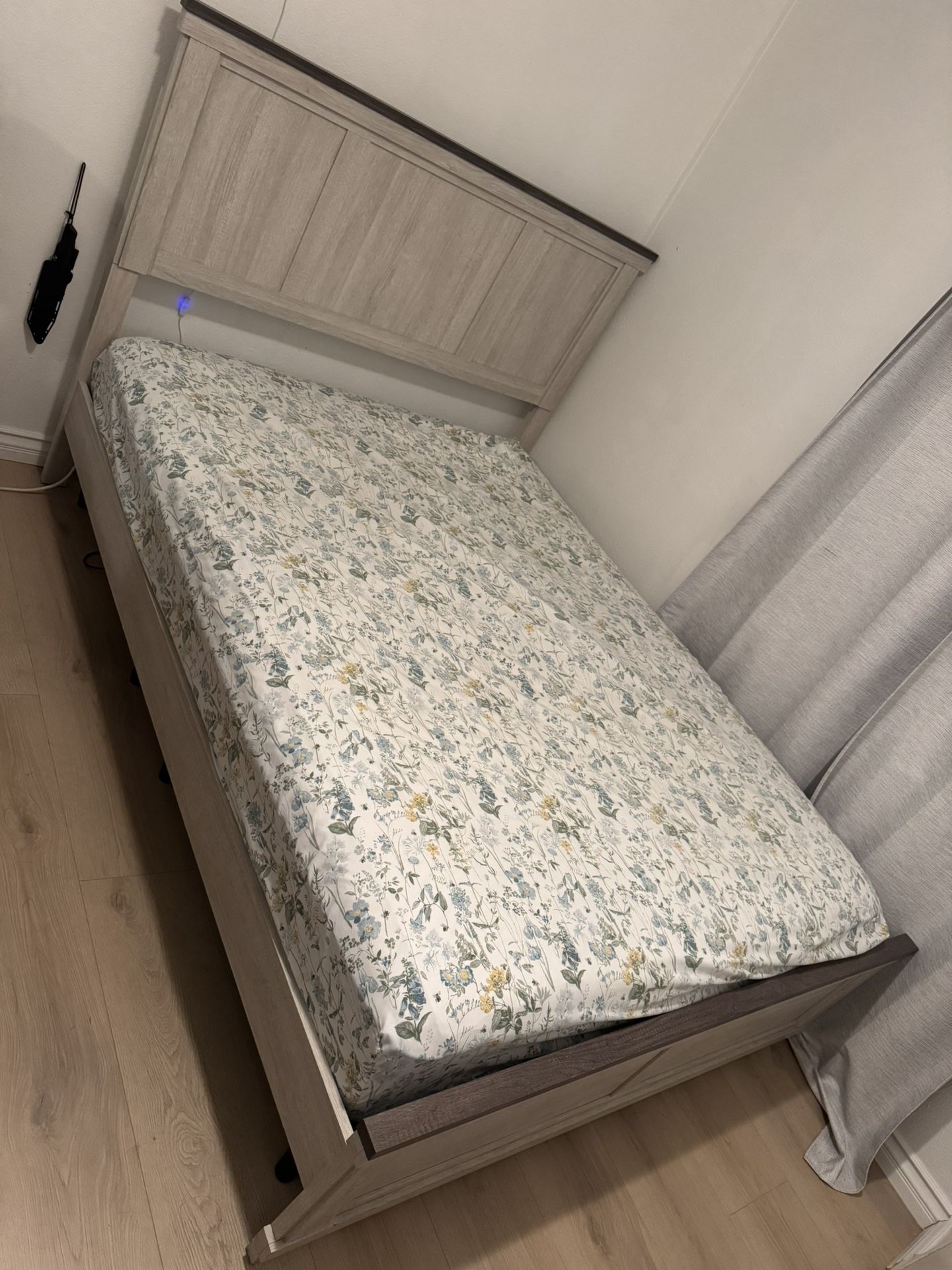 Queen Beauty Rest Reclining Bed