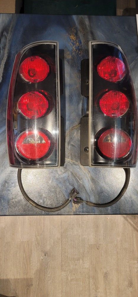 07 GMC Yukon XL Denali Taillights 