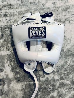 Boxing headgear by Cleto Reyes