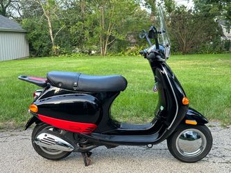 2001 Vespa ET4 150cc four stroke, very nice, runs and rides great!