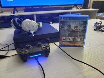 Ps4 + 1 controller + 1 game and 1 headset