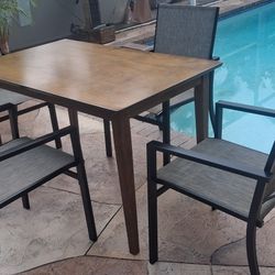 Beautiful 😍 Table & Chairs 4 indoor Outdoor
Great for covered areas pool deck patio balcony kitchen
