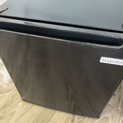 IGLOO refrigerator 1.6 Cubic F.T.