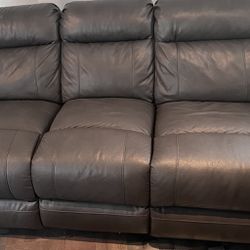 Leather Reclining Sofá Good Condition For Sale 