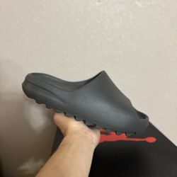 Adidas Yeezy Slate Grey Slide size 9 VNDS 