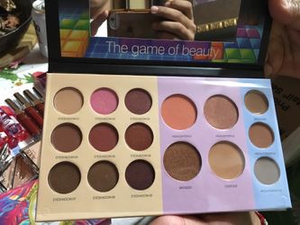 Paletas de maquillaje nuevas each $20