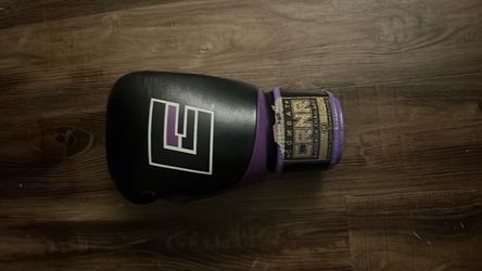 Premium purple boxing gloves in size 12 oz, suitable for small to medium hands. These gloves are in barely used condition and have been well kept. Gre