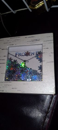 Disney Womens Frozen Sterling Silver Snowflake Pendant Necklace NWT