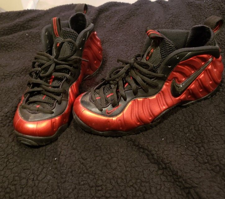 excellent condition red foamposite size.9.5