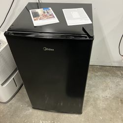 Mini Fridge - Refrigerator 