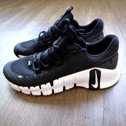 NEW Nike Free Metcon 5 Black White Anthracite DV3949-001 Women’s 9.5