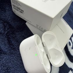 AirPods 4 Charging Case