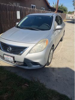 2012 Nissan versa sv sedan