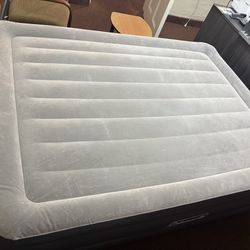 Queen air mattress READ description