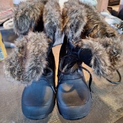 Size 8 Women's Rain / Snow Boots 👢