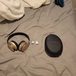 Headphones  Wireless And With Case 