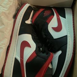 Air Jordan 1 mid Size 9 men’s 