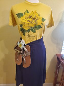 SKIRT, T SHIRT AND SANDALS 