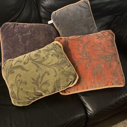 Feather throat pillow