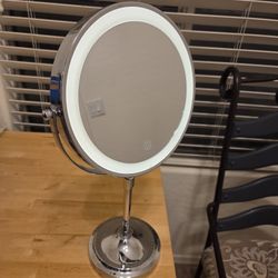 Lighted Makeup Mirror, large size 8.75in diameter 