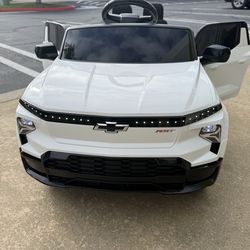 3 colors Available     24V  Ride on Toy, 2 Seater Licensed Chevrolet Silverado HD Kids Electric Car with Remote Control,  for Boys Girls, All-Terrain 