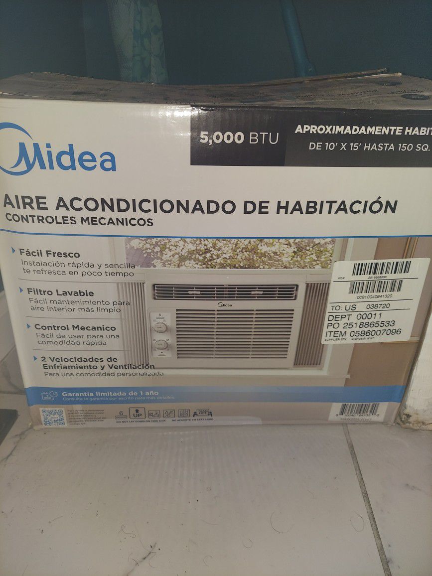 Window air conditioning , good condition , with everything boxed .