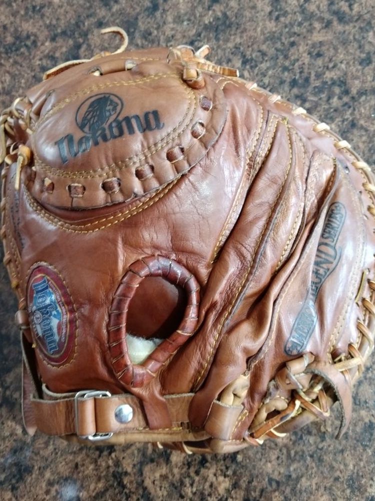 Nokona Catchers Mitt- Lefty