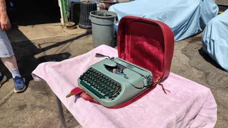 VINTAGE ROYAL ROYA LITE MANUAL TYPEWRITER