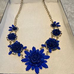💙 Blue, Gold Plated and Rhinestone Floral Fashion Necklace!🤍 Lobster Clasp!