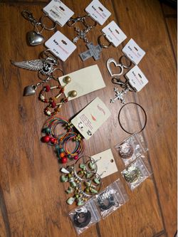 Take all assorted accessories lots  Rfs: leaving country