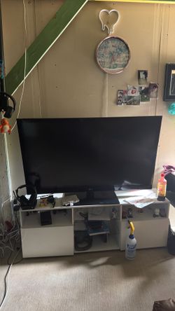 LG 55’ inch TV w/ TV STAND