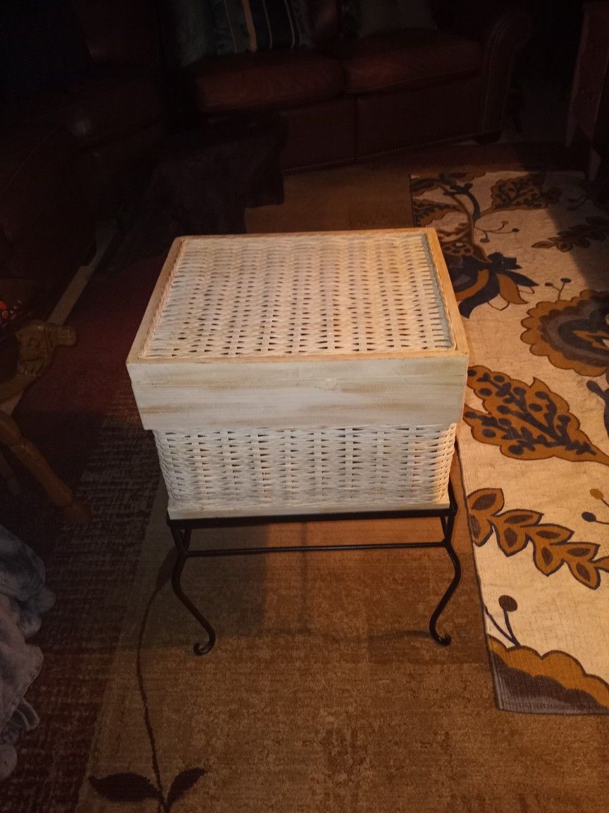 WICKER SEWING STORAGE BASKET HOLDER