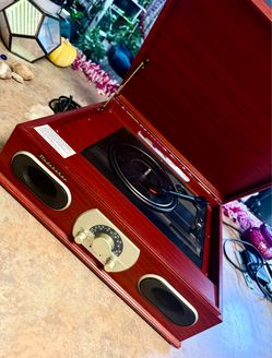 Studebaker  Record Player/radio with Speakers