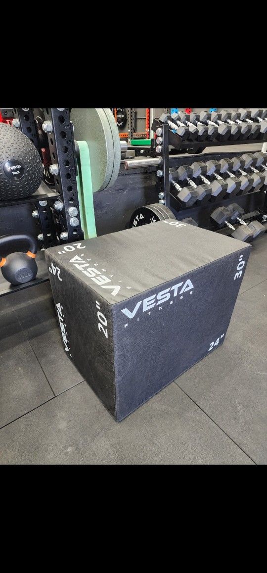 HEAVY DUTY VERY SOLID AND FIRM PYLE/JUMP BOX WITH 3 DIFFERENT HEIGHTS 20 IN, 24 IN, 30 IN ( BRAND NEW IN THE BOX )