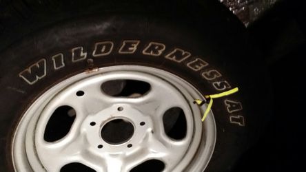 This is a brand new tire on the rim never used the rim come off of a Ford Expedition size is p265 / 70 p17