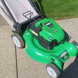 Super nice lawn boy By Toro Self-Propelled lawnmower Starts easy runs perfect With Briggs & Stratton 190cc engine