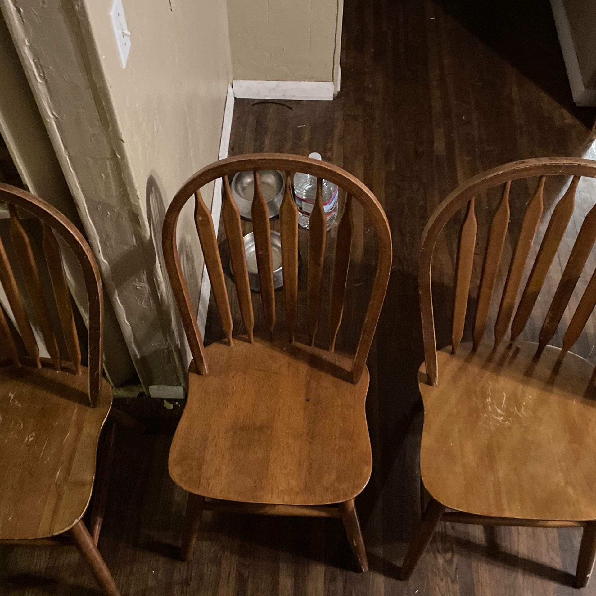 3 Kitchen Chairs  And Comes With a Kitchen Table. Same Colors 