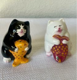 Vintage Clay Art Black & White Cats Holding Fish Salt & Pepper Shakers Set