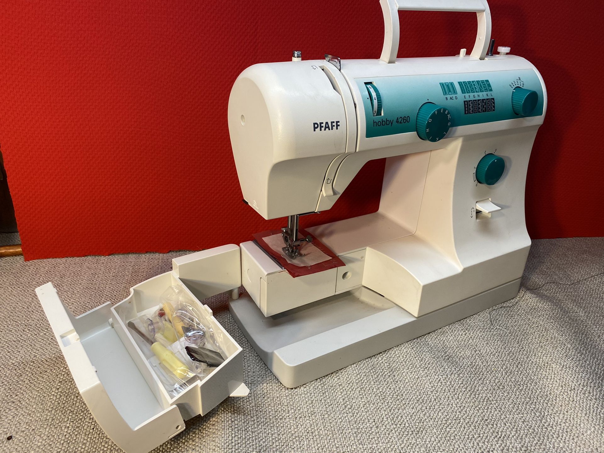 New Pfaff Hobby 4260 Sewing Machine with case