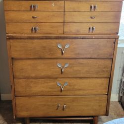Solid Wood Dresser CHEST OF DRAWERS GREAT CONDITION 