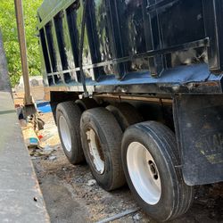 Dump truck